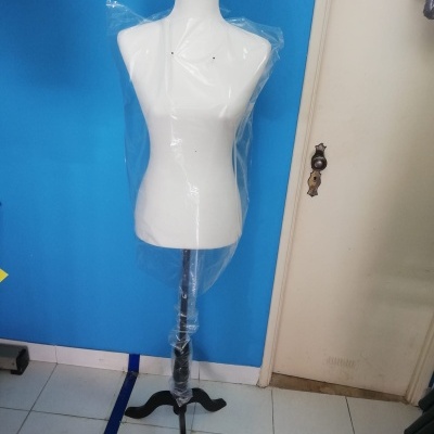 manequim branco com base preta e plástico