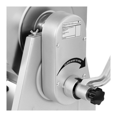 Peça metálica cinzenta com alavanca e etiqueta com instruções em inglês