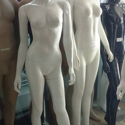 Manequins femininos e masculinos em plástico brilhante em loja