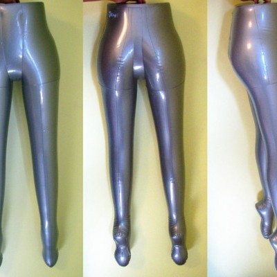 Leggings e meias prateadas brilhantes em três ângulos com fundo amarelo