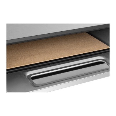 Mostrador metálico cinza com janela retangular e chapa castanha