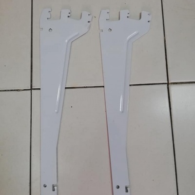 Dois suportes metálicos brancos sobre chão de azulejos brancos