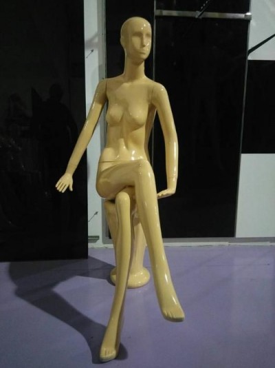 Manequim Feminino sentado no banco cor de pele M2