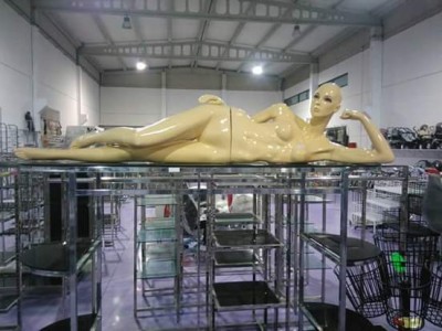 Manequim boneco feminino deitado cor de pele M1