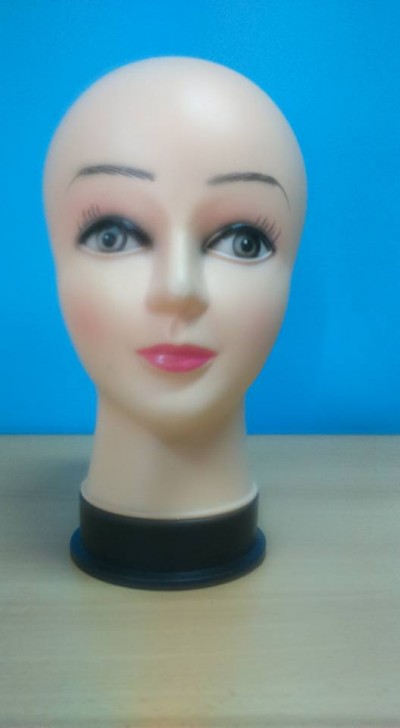 Cabeça feminina com pequenas manchas na parte de cima 👆