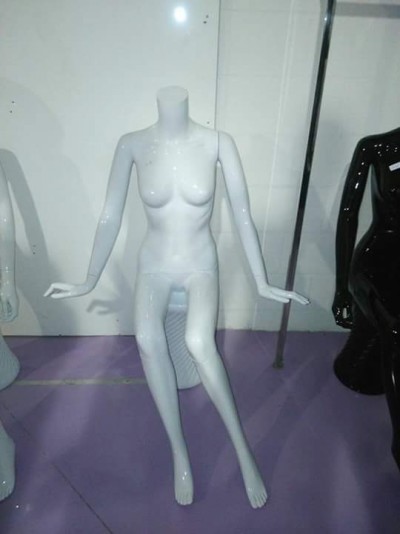 Manequim boneco feminino sentado no banco sem cabeça cor branco B11