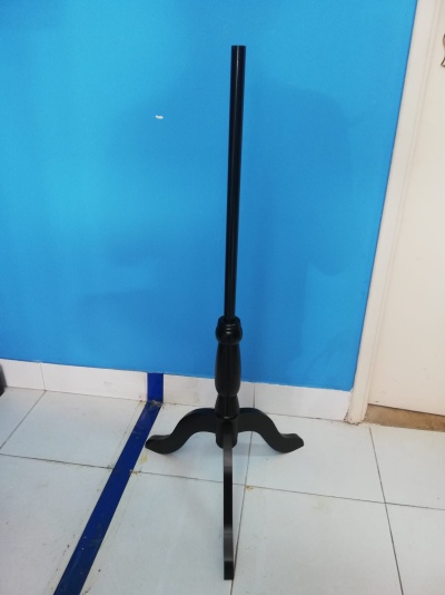 Base em madeira cor preto para busto de manequim