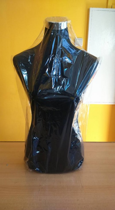 Busto feminino para exposição cor preto sem base.