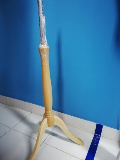 Base em madeira para busto de manequim