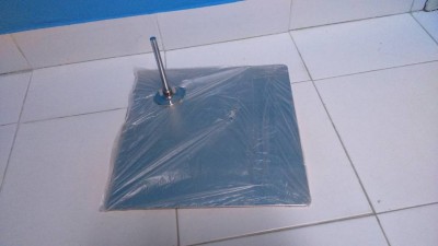 Base quadrada em aço inox para manequim boneco
