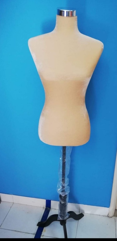 Manequim feminino para costura profissional completo cor beje tamanho 36/38 com base em madeira preta