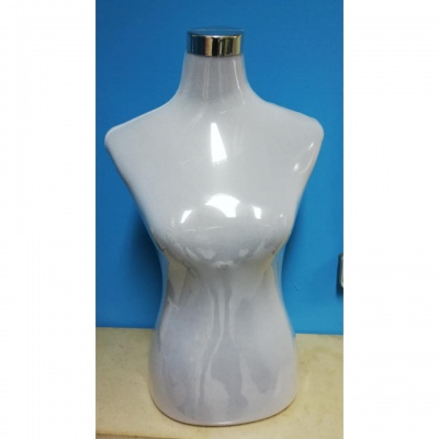 Busto feminino para exposição cor branco sem base.