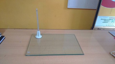 Base em vidro quadrada para manequim boneco