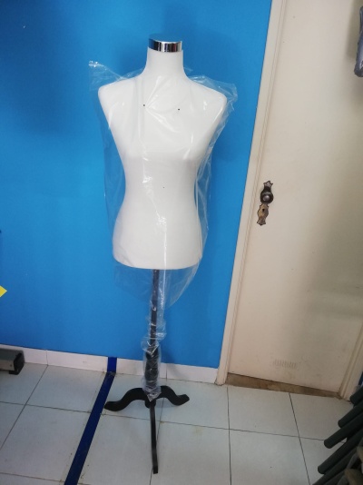 Manequim feminino para costura profissional completo cor branco tamanho 36/38 com base em madeira cor preto