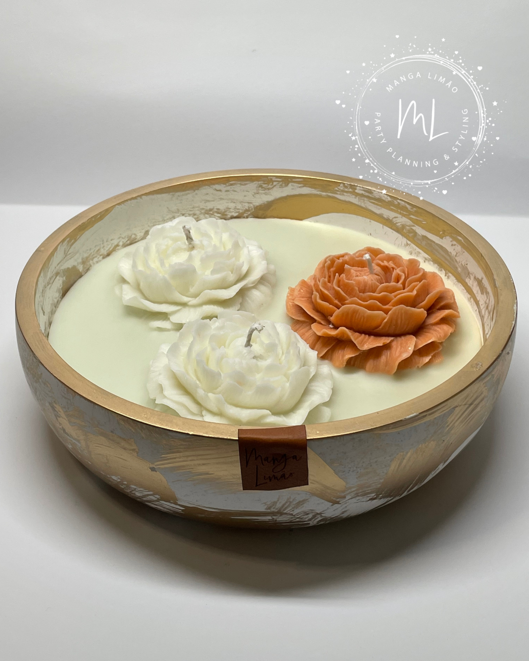 Taça Artesanal em Gesso Cerâmico com Vela Aromática e Flores em Cera