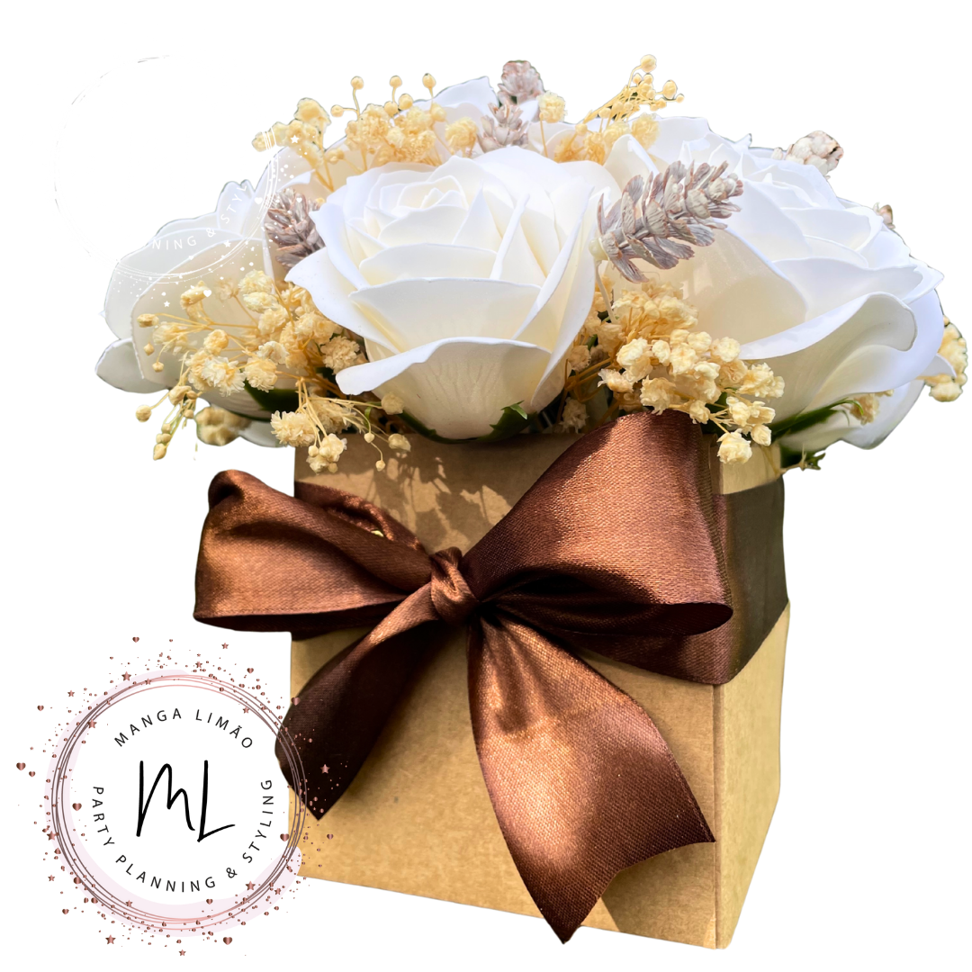 Arranjo de 12 Rosas de Sabão com Flores Naturais Secas – Elegância Artesanal Manga Limão