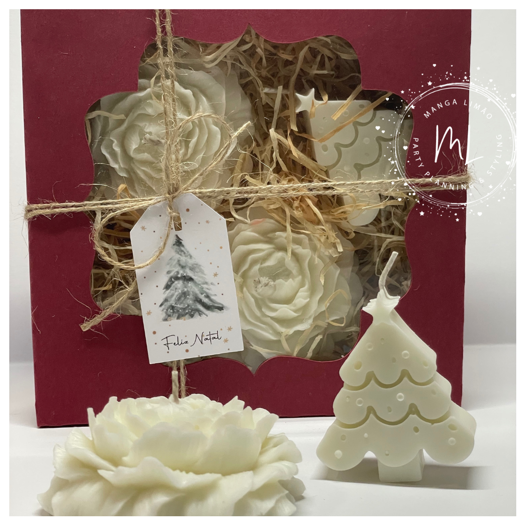 Caixa Bordeaux com Janela – Velas Decorativas em Forma de Flor Peónia e Árvore de Natal | Presente de Natal Elegante