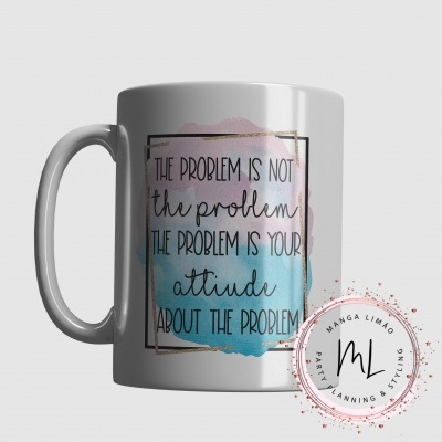 Caneca branca com texto motivacional e design em tons pastel