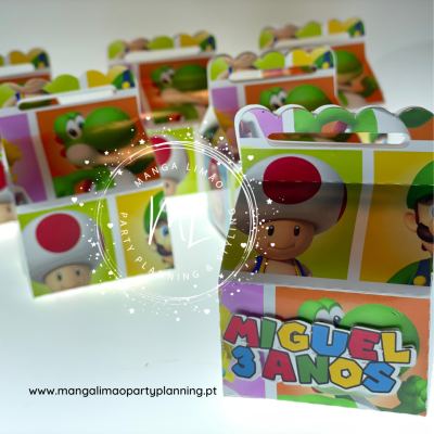 Caixas de festa coloridas com personagens Mario e texto MIGUEL 3 ANOS