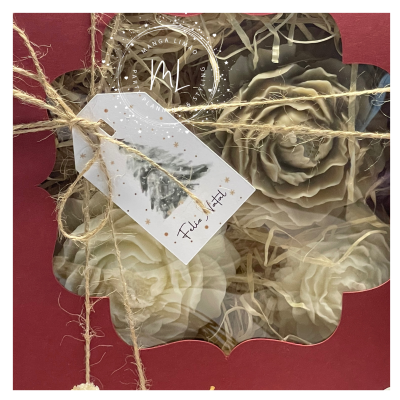 Caixa Presente Trio Velas Artesanais Flor Peónia – Tons Pastel – Aroma Maçã & Canela | Manga Limão