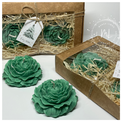 Caixa de 2 Velas Verdes em Forma de Peónia com Tag de Natal | Aroma a Canela | Presente de Natal Exclusivo