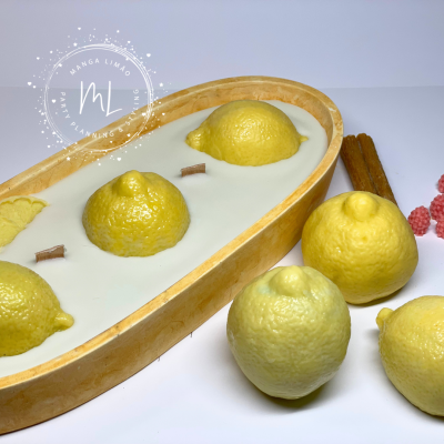 Vela decorativa oval com limões de cera e paus de canela