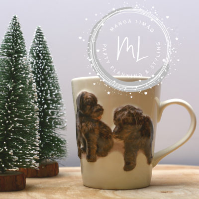 Caneca branca com cães impressos e árvores de Natal artificiais ao fundo