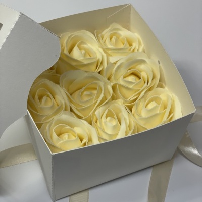 Caixa com 9 Botões de rosa em sabão ( champanhe )