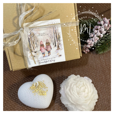 Pack oferta com 2 velas brancas com laivos de dourado