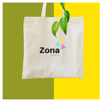 Saco de tecido bege com logótipo colorido pendurado com fundo verde e amarelo