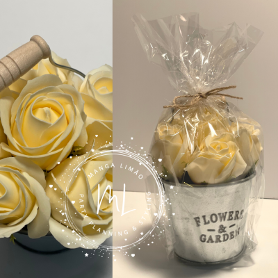 Balde metálico com 6 rosas de Sabão