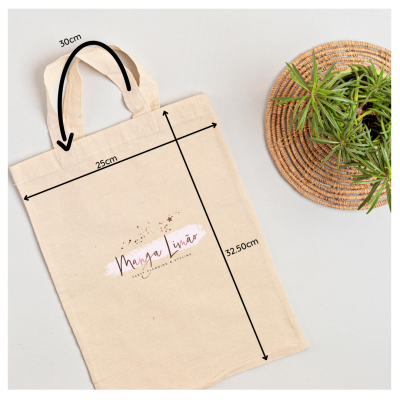 Mala tote em tecido bege claro com texto decorativo 'Maya Limão' no centro