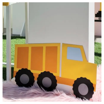 Decoração de camião amarelo com rodas pretas sobre tapete rosa