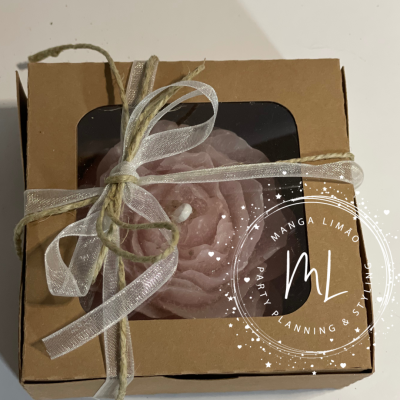 Caixa de presente com sabonete em forma de flor rosa e laços decorativos