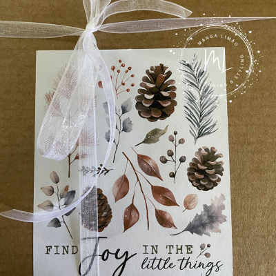 Cartão decorativo com motivos naturais e laço branco