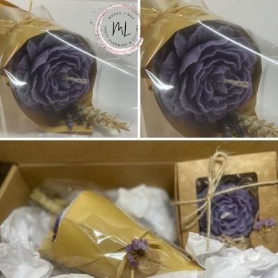 Velas decorativas lilás em embalagem transparente com ramos secos dentro de caixa castanha