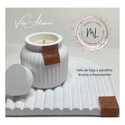 Vela artesanal branca em frasco texturizado com tampa e base ondulada brancas