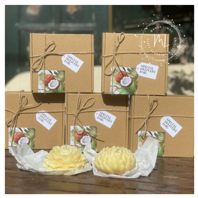 Caixas de cartão com etiquetas e sabonetes artesanais amarelos