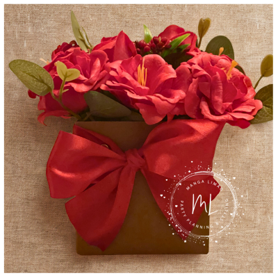 Arranjo de Flores de Sabão Vermelhas com Laço – Exclusivo Manga Limão