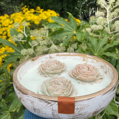 Taça Artesanal em Gesso Cerâmico com Vela Aromática e Flores em Cera
