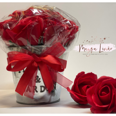 Balde metálico com 6 rosas de Sabão