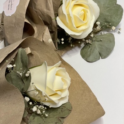 Arranjo rosa de sabão com flores naturais secas