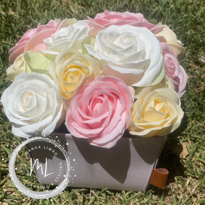 Cesto com Rosas de Sabão - Arranjo Artesanal com Rosas Brancas, Champanhe e Rosa
