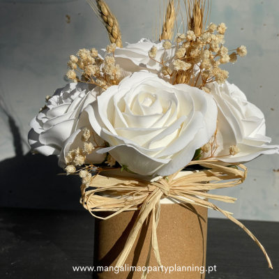 Arranjo Artesanal com 6 Rosas Brancas de sabão e Flores Secas Naturais