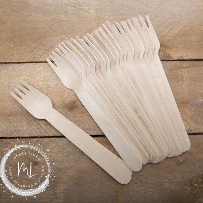 Conjunto de garfos descartáveis em madeira sobre mesa de madeira