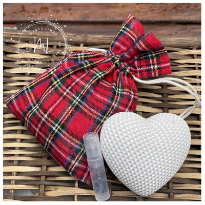 Saco em Xadrez com Coração em Gesso Cerâmico: Elegância e Fragância para o seu Espaço