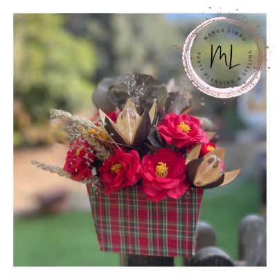 Arranjo de Flores de Sabão com Flores Secas Naturais – Cesto Artesanal com Tecido de Xadrez