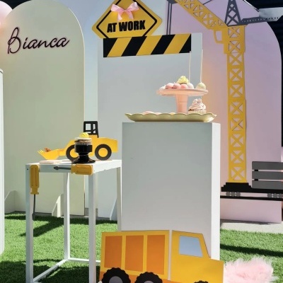 Decoração temática de construção com brinquedos e doces em mesa branca