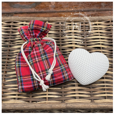 Saco em Xadrez com Coração em Gesso Cerâmico: Elegância e Fragância para o seu Espaço