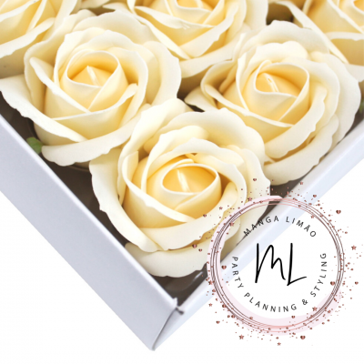 Flores artificiais creme em caixa branca com selo Manga Limão Party Planning & Styling